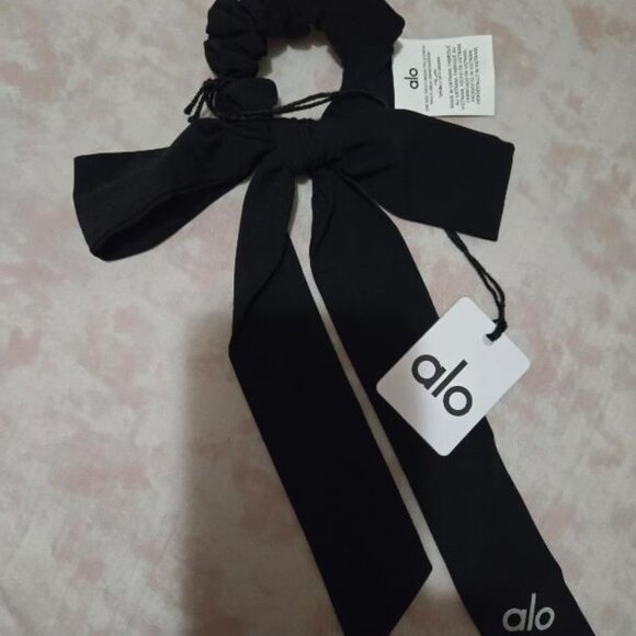 New Alo Yoga Love Knots Tie Scrunchie - Picture 3 of 3